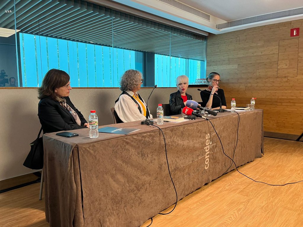 @LpezMondjar "Una obra sobre la complejidad de un mundo que anima a hablar de uno mismo todo el rato y que paralelamente boicotea la lógica creativa que requiere todo sujeto para construirse como tal y para escuchar, quizá comprender, a los otros", Remedios Zafra, miembro del jurado.