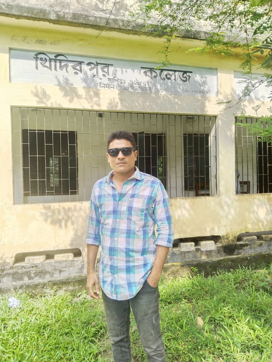 ongkomolla's tweet photo. ২০০০ সালের দিকে অনেক জনপ্রিয় ঐতিহ্যবাহী কলেজ ছিল খিদিরপুর কলেজ।।প্রায় ২০ বছর আগে এসে ছিলাম।। আজ এসে অনেক স্মৃতি মনে পড়ে গেলো।।। https://t.co/3OVLTVFfb0
