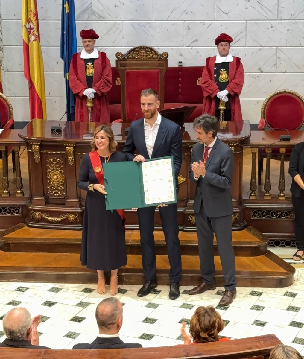 <a href="/Tochena/">Fran Tochena</a> <a href="/mjosecatala/">María José Catalá</a> <a href="/joseluismorenom/">José Luis Moreno</a> <a href="/CulturalVLC/">Cultural València</a> <a href="/festesdeVLC/">Festes de València</a> <a href="/regidoriacomerc/">Regidoria de Comerç</a> <a href="/GVAartesania/">Centre Artesania CV</a> <a href="/GVAinicotur/">GVA Inicotur</a> <a href="/MuseoSeda/">Museo de la Seda</a> <a href="/iseacv/">Gva Iseacv</a> <a href="/CreadoresACME/">Asociación Creadores de Moda de España</a> <a href="/TribunalAguas/">Tribunaldelasaguas</a> <a href="/cemasvlc/">CEMASVLC</a> <a href="/HortalimentaVLC/">Hortalimentació València</a> @consellhorta <a href="/fecoreva/">Fecoreva</a> <a href="/iiama_upv/">Instituto de Ingeniería del Agua y Medio Ambiente</a> <a href="/UNESCO_es/">UNESCO en español 🏛️#Educación #Ciencia #Cultura</a> <a href="/tyriusvalencia/">Tyrius</a> <a href="/AVelpalmar/">Associació veïnal El Palmar</a> <a href="/IgualtatVLC/">Igualtat - València</a> <a href="/DevesaAlbufera/">Servici Devesa-Albufera</a> <a href="/pescaalbufera/">Pescadorselpalmar</a> <a href="/CFeministaVlc/">CFeministaValència</a> <a href="/AssembleaVlc/">AssembleaFeministaVlc</a> <a href="/lesbeatrius/">@LesBeatrius</a> <a href="/donespv/">Dones PV #AcordSororitat</a> <a href="/GVAIgualtat/">GVAIgualtat</a> 🏅Tricampió continental, plata a Londres 2012, bronze a Rio 2016 i campió del món en 2019.

🏆<a href="/Victor_Claver/">Victor Claver</a> és nomenat Fill Predilecte de #València per la increïble trajectòria esportiva🏀, que li ha convertit en un dels millors jugadors de bàsquet valencià. #9Octubre.