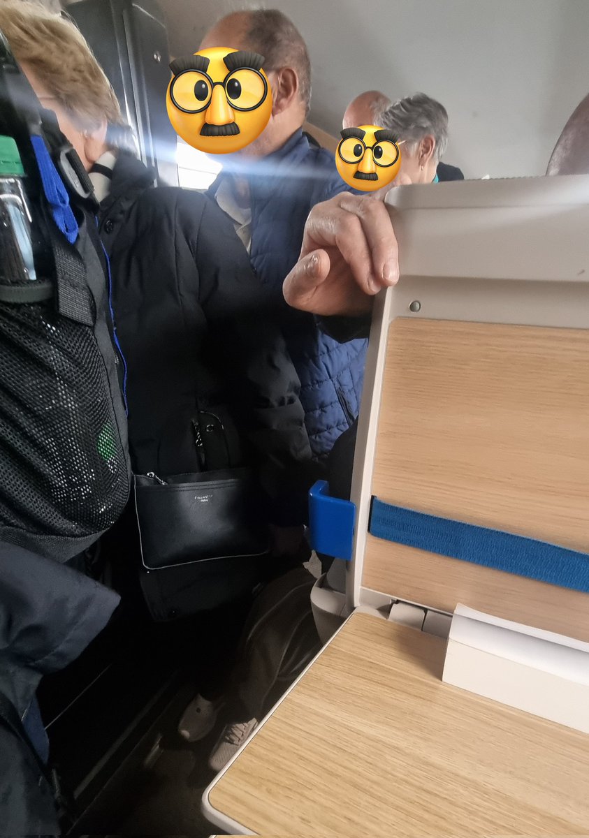 On arrive dans douze (12) minutes, le boomeriat au grand complet est déjà debout, qu'on ne me parle plus jamais de laisser les places assises dans le métro