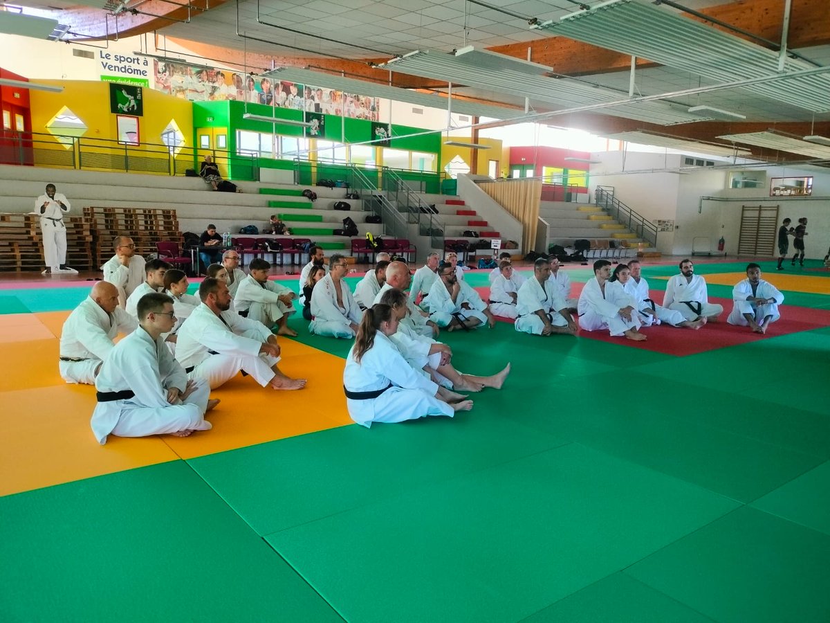ligue_val's tweet photo. Ils étaient une petite quarantaine à s’être déplacé à Vendôme samedi pour le 1er stage régional d’arbitrage organisé par la Ligue-Centre Val de Loire cette saison. 
Les stagiaires ont abordé la réglementation Kumite et Kata, et celle du K Mix.

#liguecentrevaldeloire #karaté https://t.co/kncrJsRKgj