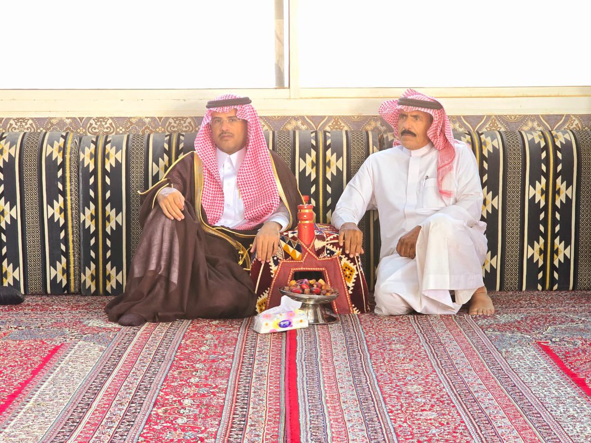سعادة محافظ #طبرجل أ.#نادر_غالب_العتيبي يعزي العقيد متقاعد / سلمان بن خلف الفليو في وفاة زوجته رحمها الله 
وكان في استقبال سعادته لدى وصوله منزل العزاء كلاً من: العقيد متقاعد /سلمان الفليو ومعرف جماعة الفليو / سليمان الفليو وشقيقه العميد المتقاعد / سويلم الفليو .