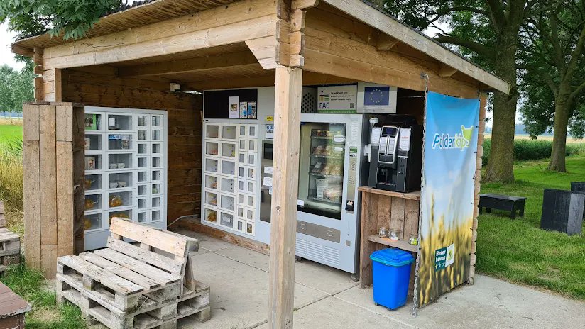 Boerderijautomaten, wat een oplossing! 
Na onze #herfstwandeling bezochten wij #Boerderijautomaat De Tarpan te #Swifterbant en #Polderkip in #Lelystad. 
Dit werden heerlijke, lokale, frietjes, appelmoes, kip met polderknoflook en zoete maïs. 

#korteketen #Flevoland #eetlokaal