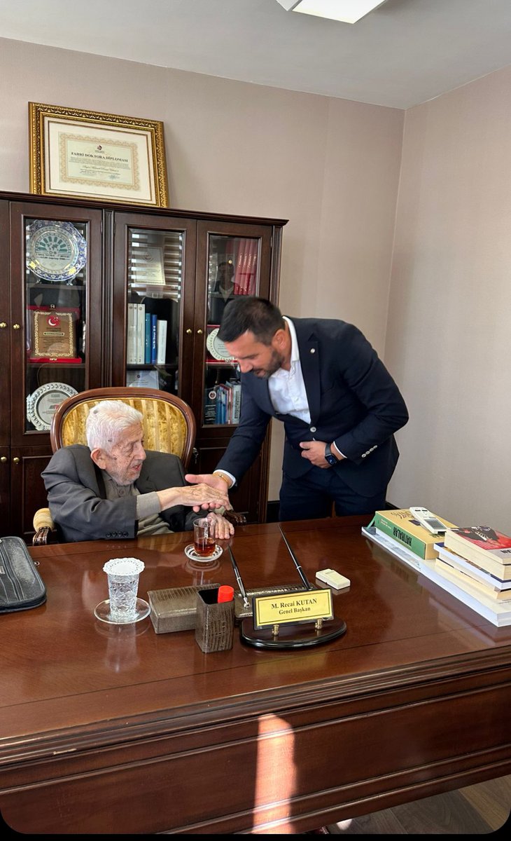 İnna lillahi ve inna ileyhi raciûn.

Millî Görüş hareketinin duayenlerinden; Ömrünü Allah’ın rızasına ve Türkiye’nin kalkınmasına adayan <a href="/mrecaikutan/">M. Recai Kutan</a> ağabeyimiz,başkamımızı kaybetmenin derin üzüntüsünü yaşıyoruz.

Rabbim  rahmetiyle muamele eylesin , mekânı cennet olsun.