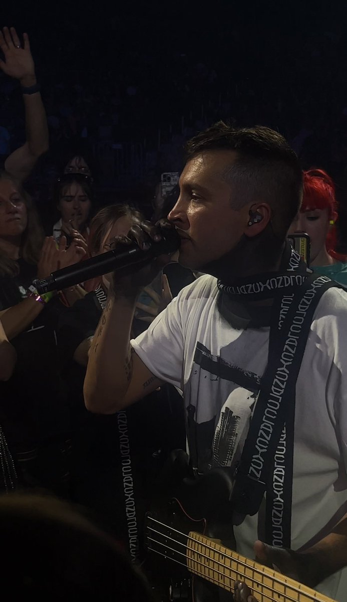 lindsey ☪︎ |-/ tweet media