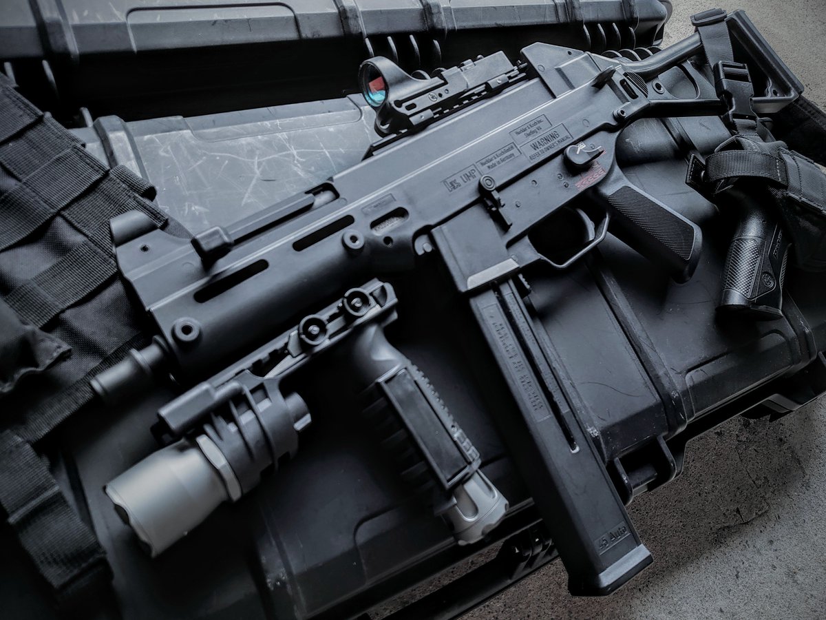「VFCのUMP45を譲っていただきましたので、憧れの『ダイ・ハード4.0』スタイ」|ミニパトのイラスト