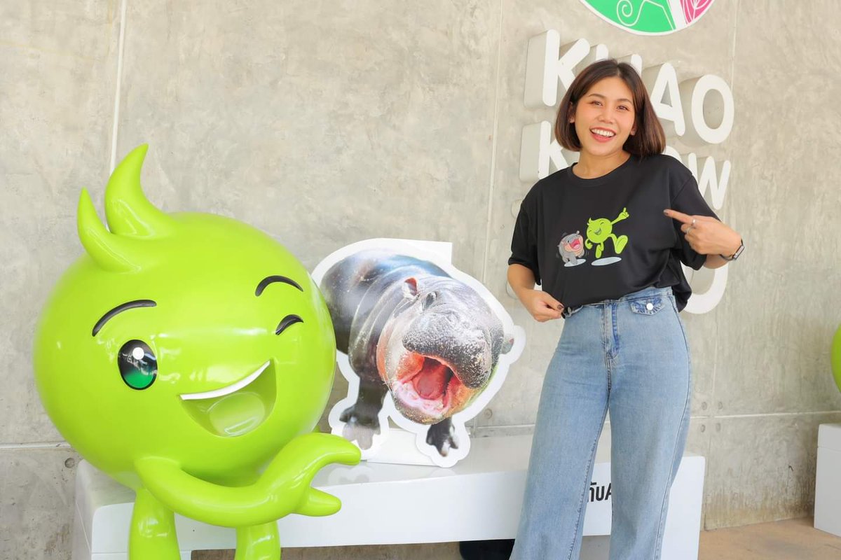KhaokheowZoo's tweet photo. 🦛อุ่นใจ X #หมูเด้ง โดย องค์การสวนสัตว์ฯ #ZPOT และ #AIS รวมพลังเพื่อสังคม ชวนลูกค้าและคนไทย🇹🇭

🥰เป็นเจ้าของเสื้อยืดสุดน่ารักรุ่นลิมิเต็ดอิดิชัน อุ่นใจ กับ น้องหมูเด้ง 
รายได้หลังหักค่าใช้จ่ายจะนำไปช่วยเหลือผู้ประสบภัยน้ำท่วม และดูแลสวัสดิภาพเพื่อนสัตว์📣🐧

โดยชวนลูกค้าและคนไทยเป็นเจ้าของเสื้อยืดคอลเล็คชันพิเศษ “อุ่นใจ x หมูเด้ง” สุดน่ารัก จำนวนจำกัดเพียง 20,000 ตัว โดยใช้ AIS Points 500 คะแนน เป็นสิทธิแลกซื้อเสื้อ 1 ตัว ผ่านแอป myAIS หรือสั่งซื้อผ่านทาง AIS Online Store ที่ https://t.co/NtLY5lAa8Zอุ่นใจxหมูเด้ง ในราคาตัวละ 250 บาท สั่งซื้อล่วงหน้าได้ตั้งแต่วันที่ 8 ต.ค. – 30 พ.ย.67 (เริ่มทยอยจัดส่งเสื้อตั้งแต่วันที่ 15 พ.ย.67 เป็นต้นไป) ส่วนสติกเกอร์ไลน์คอลเลคชัน อุ่นใจ x หมูเด้ง ใช้ AIS Points 30 คะแนนแลกได้ตั้งแต่วันที่ 1 ธ.ค.67 – 30 เม.ย.68 โดยทุก 100 บาท จากการจำหน่ายเสื้อยืด 1 ตัว และทุก 10 บาทจากการแลกสติกเกอร์ไลน์คอลเลคชันพิเศษจะเป็นการร่วมบริจาคเพื่อนำไปช่วยเหลือผู้ประสบภัยน้ำท่วมและดูแลสวัสดิภาพเพื่อนสัตว์ต่อไป🥳