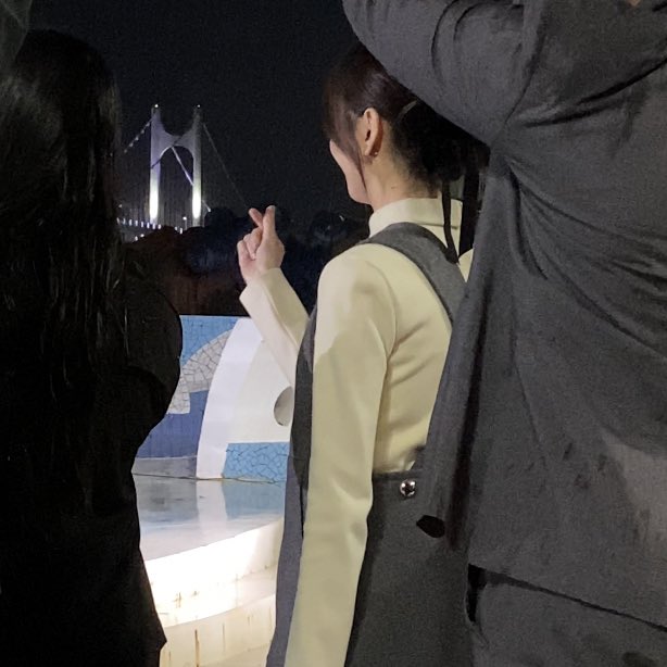 어떤 여자가 하트를 너무 코엽게 함