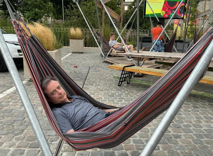 tweetinge27's tweet photo. @vrtnws Is het voor de Antwerpse kiezer ondertussen al duidelijk wat een voorkeurstem voor @Bart_DeWever zal opleveren ?
- burgemeester
- schaduwburgemeester
- premier
- schaduwpremier
Of blijft hij zoals voorgaande legislaturen lustig cumuleren & verder werken #achter de schermen ... 🫤 https://t.co/F6eah0s5Fe