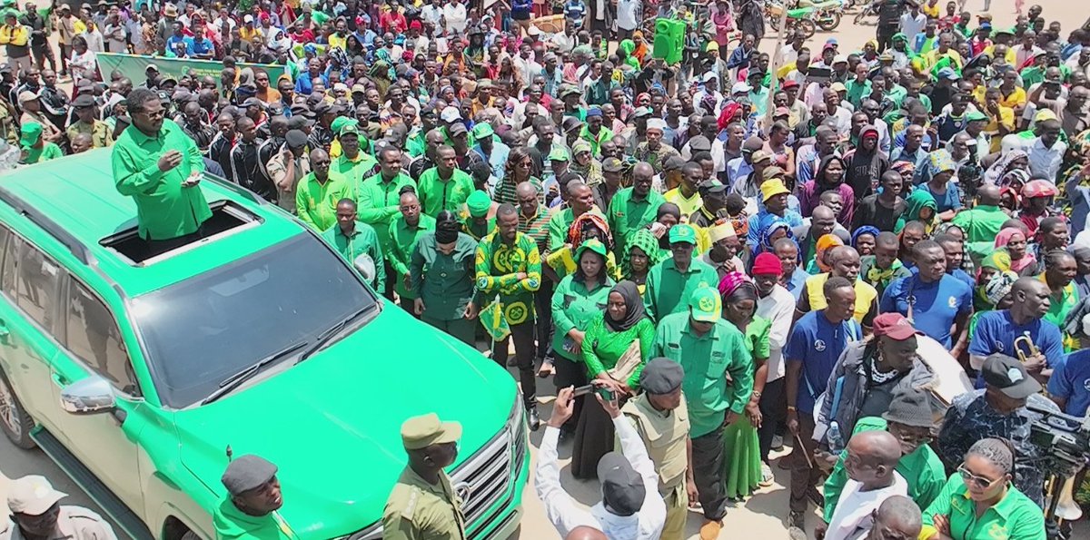 ccm_tanzania's tweet photo. #Kisesa

Katibu Mkuu wa Chama Cha Mapinduzi Balozi Dkt.Emmanuel John Nchimbi akisalimia mamia ya wananchi na wanachama wa CCM Mwandoya katika  jimbo la kisesa akiwa Njiani kuelekea mwanhuzi Meatu. 

#SimiyuImeitika
#ChamaImaranaSSH 
#KaziIendelee https://t.co/wHtSxsJ90U