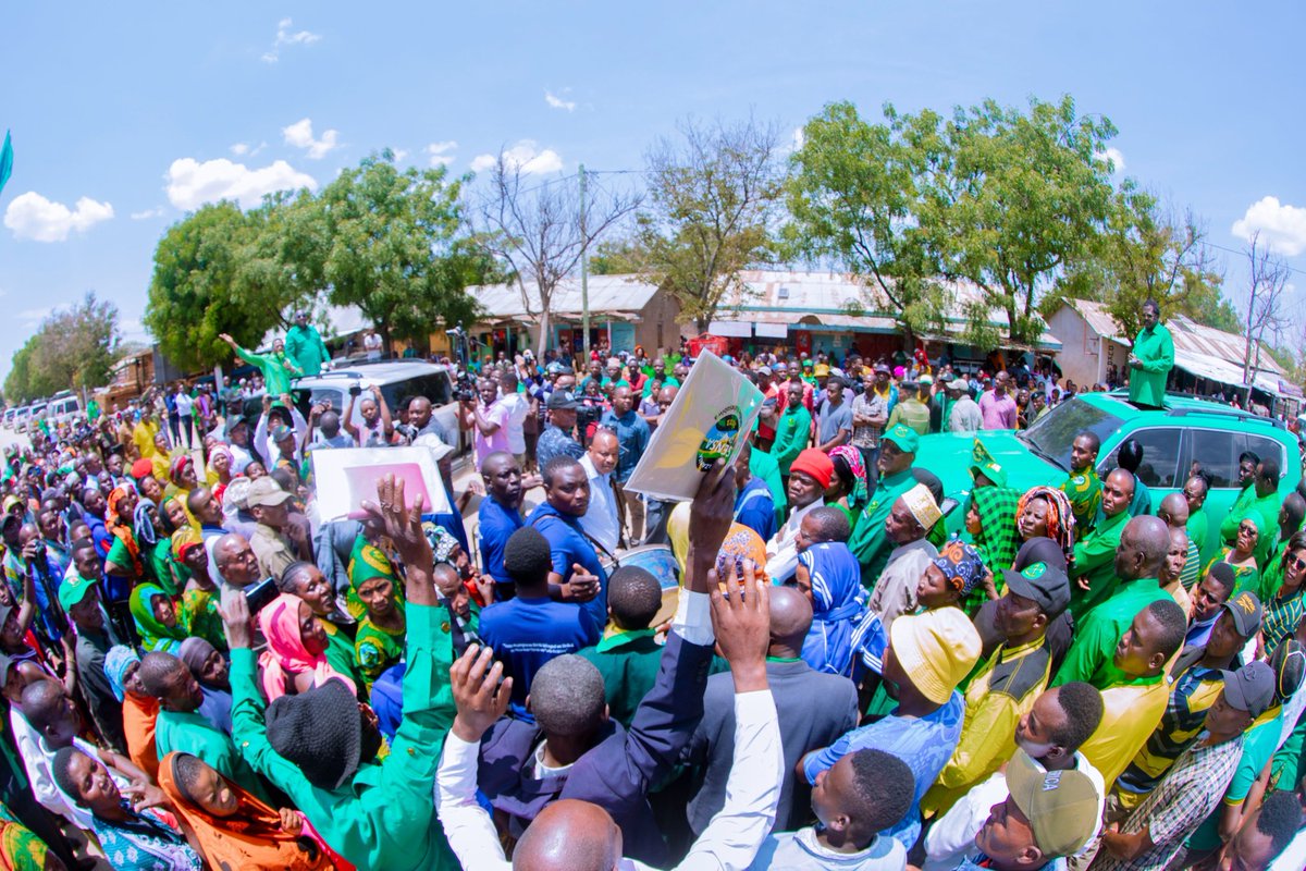 ccm_tanzania's tweet photo. #Kisesa

Katibu Mkuu wa Chama Cha Mapinduzi Balozi Dkt.Emmanuel John Nchimbi akisalimia mamia ya wananchi na wanachama wa CCM Mwandoya katika  jimbo la kisesa akiwa Njiani kuelekea mwanhuzi Meatu. 

#SimiyuImeitika
#ChamaImaranaSSH 
#KaziIendelee https://t.co/wHtSxsJ90U