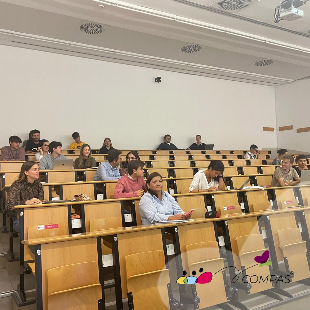 compasproyecto's tweet photo. 📸 ¡Hemos comenzado el #ProyectoCOMPAS en #Madrid con los estudiantes de 4º de Derecho de la Universidad Autónoma de Madrid! ⚖🎓
Estamos muy emocionados de haber dado este primer paso con este nuevo grupo de jóvenes en la @uammadrid y de seguir creciendo en nuestra misión 🚀 https://t.co/TAx5euSXzL