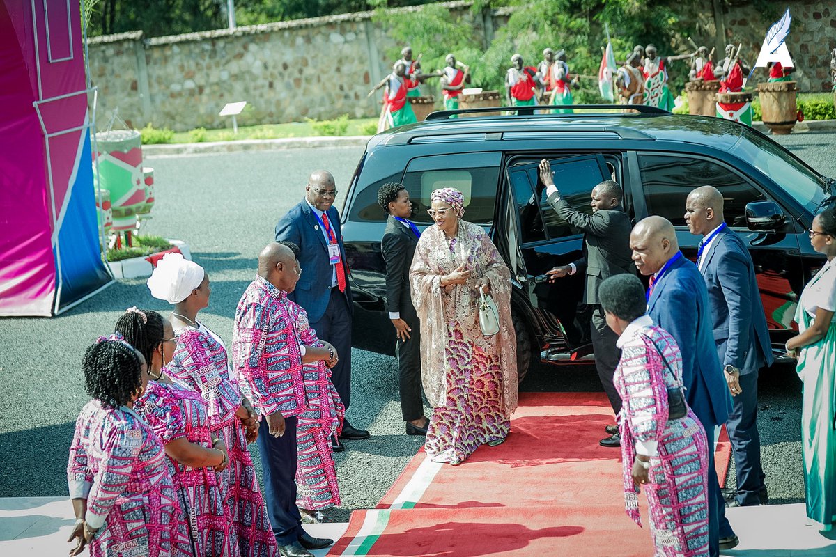 andikamagazine's tweet photo. Arrival of the first lady of the Republic of Congo @DeniseNyakeru to the presidential palace of #Kiriri
andikamagazine #writeyourownstory #burundi #africa #womenleaders #highlevelforum https://t.co/ZpumRiKNmr