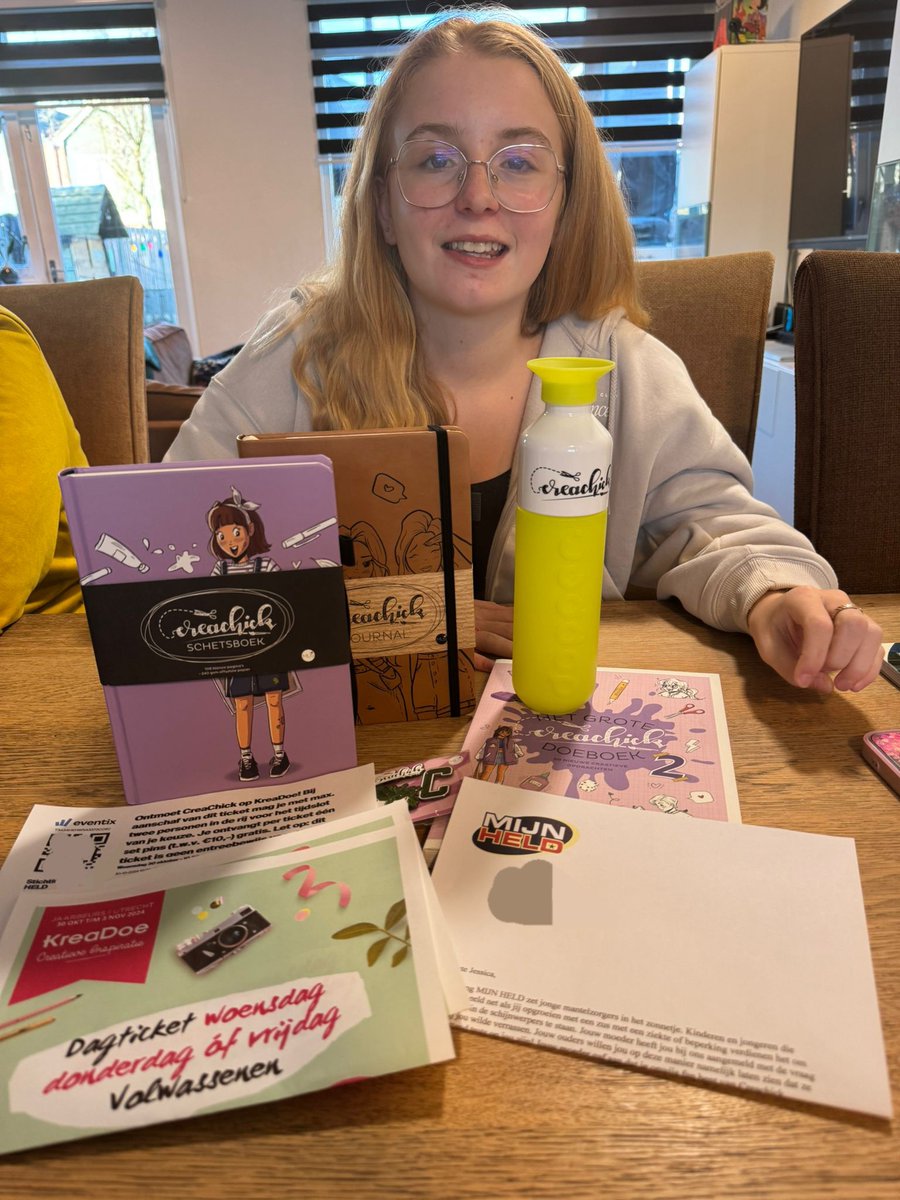 Vrijdag 4 oktober jl. werd de 14-jarige Jessica door ons verrast met een kadopakket van haar grote heldin Creachick. Grootste verrassing was de uitnodiging om op 30 oktober a.s. met Creachick op de foto te gaan tijdens KreaDoe in de Jaarbeurs Utrecht. Met dank aan Uitgeverij MUS!