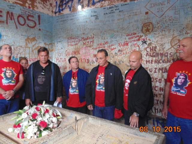 "Semidesnudo el poderoso pecho de fusil y palabra,
de ardiente vendaval y lenta rosa. No hay descanso.
¡Salud Guevara!" #Cuba #CDRCuba #CheVive #ChePresente #LosCinco