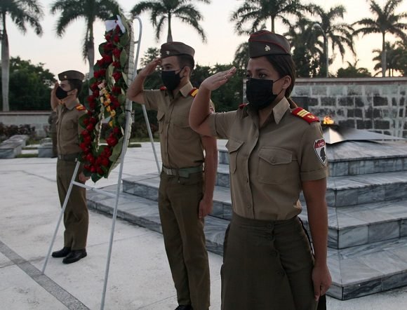 🇨🇺 #CubaViveEnSuHistoria, hoy recordamos a nuestros héroes y mártires.
#SanctiSpíritusEnMarcha
<a href="/DeivyPrezMartn1/">Deivy Pérez Martín</a> <a href="/DiazCanelB/">Miguel Díaz-Canel Bermúdez</a> <a href="/DrRobertoMOjeda/">Dr. Roberto Morales Ojeda</a> <a href="/GobiernoCuba/">Gobierno Cuba 🇨🇺</a> <a href="/MMarreroCruz/">Manuel Marrero Cruz</a>