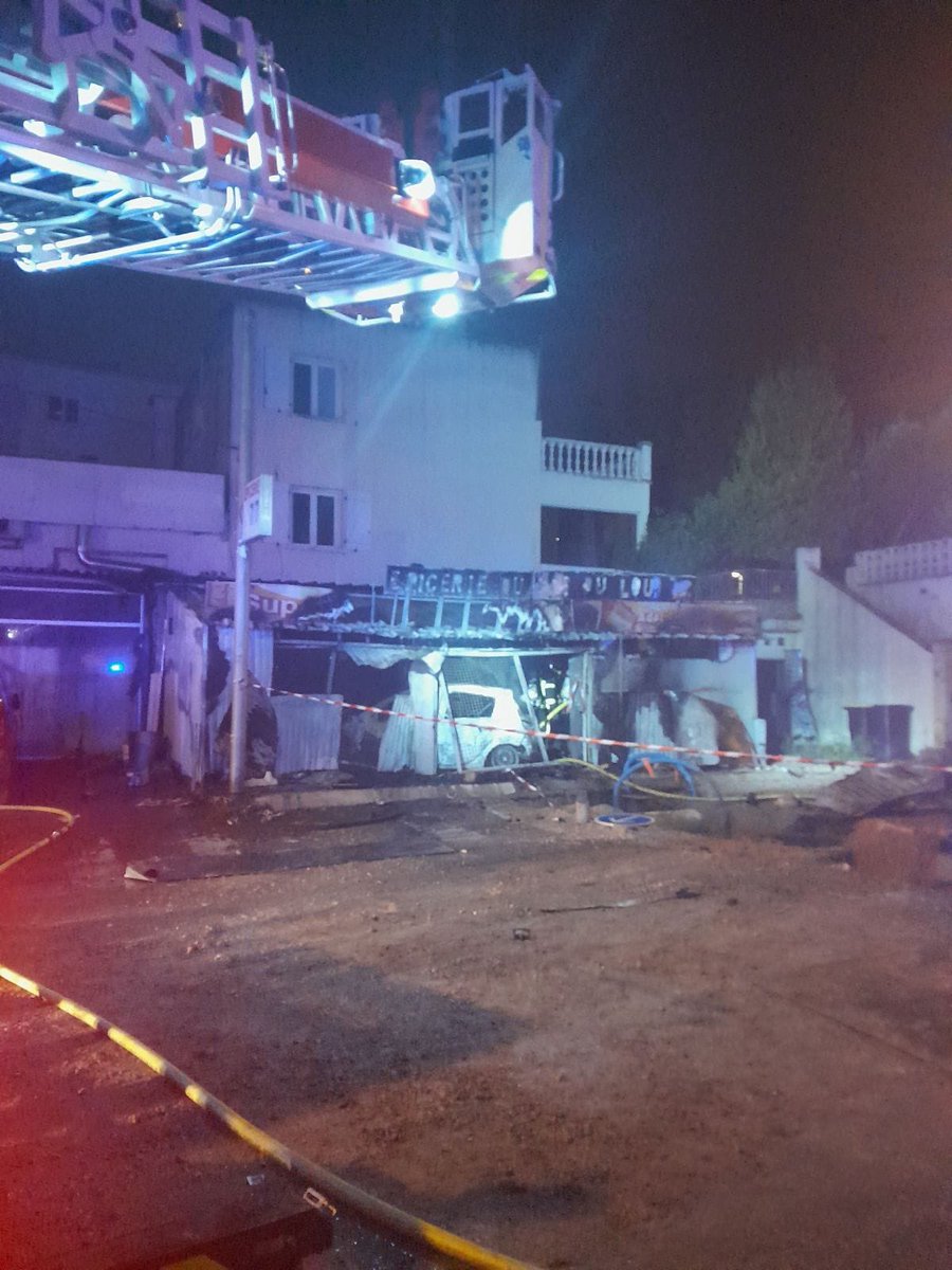 AubertJM's tweet photo. Un beau scoop encore pour @myMetropolitain qui révèle dès 7h30 ce lundi matin l’incendie criminel de cette nuit dans une épicerie de @montpellier_ Deux morts carbonisés La @PoliceNat34 enquête (Photo JMA) https://t.co/NpUsXwu9Ga