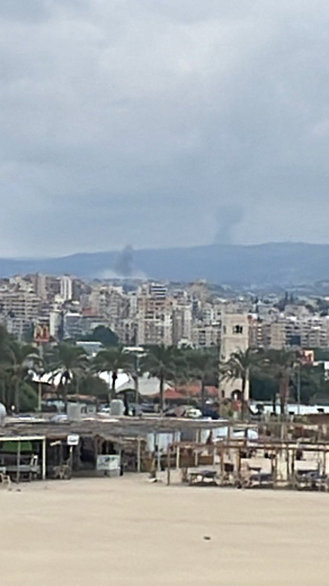 A dozen heavy airstrikes around Tyre Lebanon just now. Heaviest it’s been around here for the past week. #Lebanon