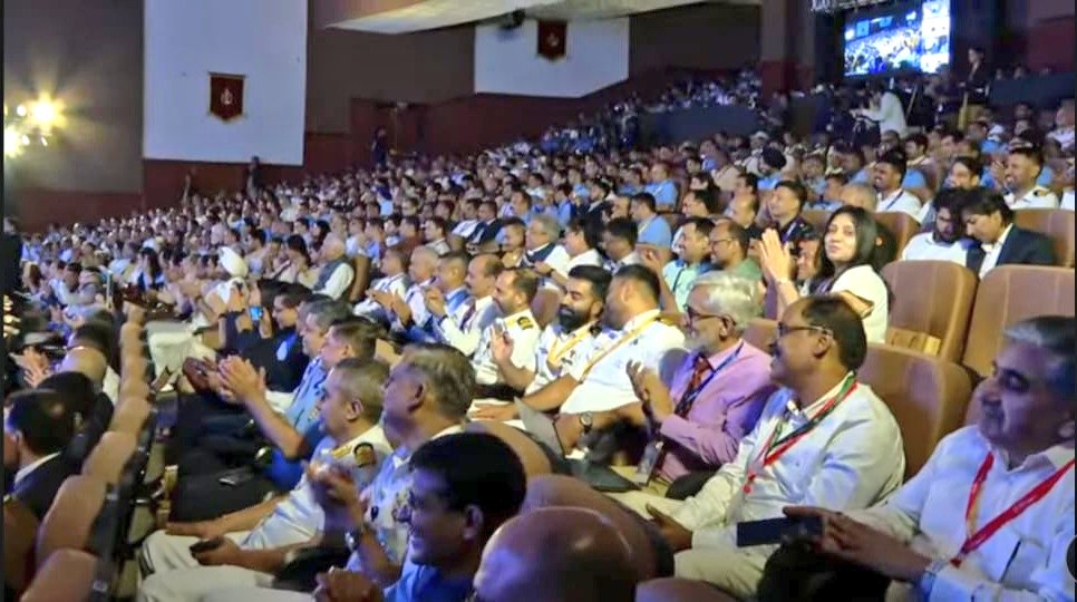 DefProdnIndia's tweet image. मुझे यह बताया गया है कि iDEX ने अब तक 9000 से भी अधिक आवेदन प्राप्त किए हैं, और वर्तमान में DISC और open challenge के माध्यम से iDEX 450 से भी अधिक start-ups और MSMEs के साथ सहयोग कर रहा है।इसके अतिरिक्त iDEX के तहत अब तक 26 products को विकसित किया है। रक्षा मंत्री #DefConnect4.0