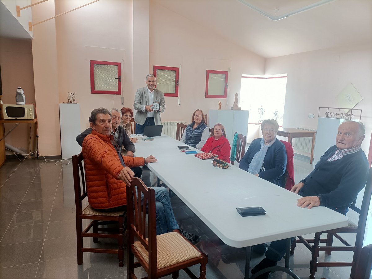 ofycumi's tweet photo. Hoy estamos impartiendo un taller de  uso del ebook en Hinojosa de Jarque
#Fomentolectura
@culturagob https://t.co/ZQmS5LiAPl