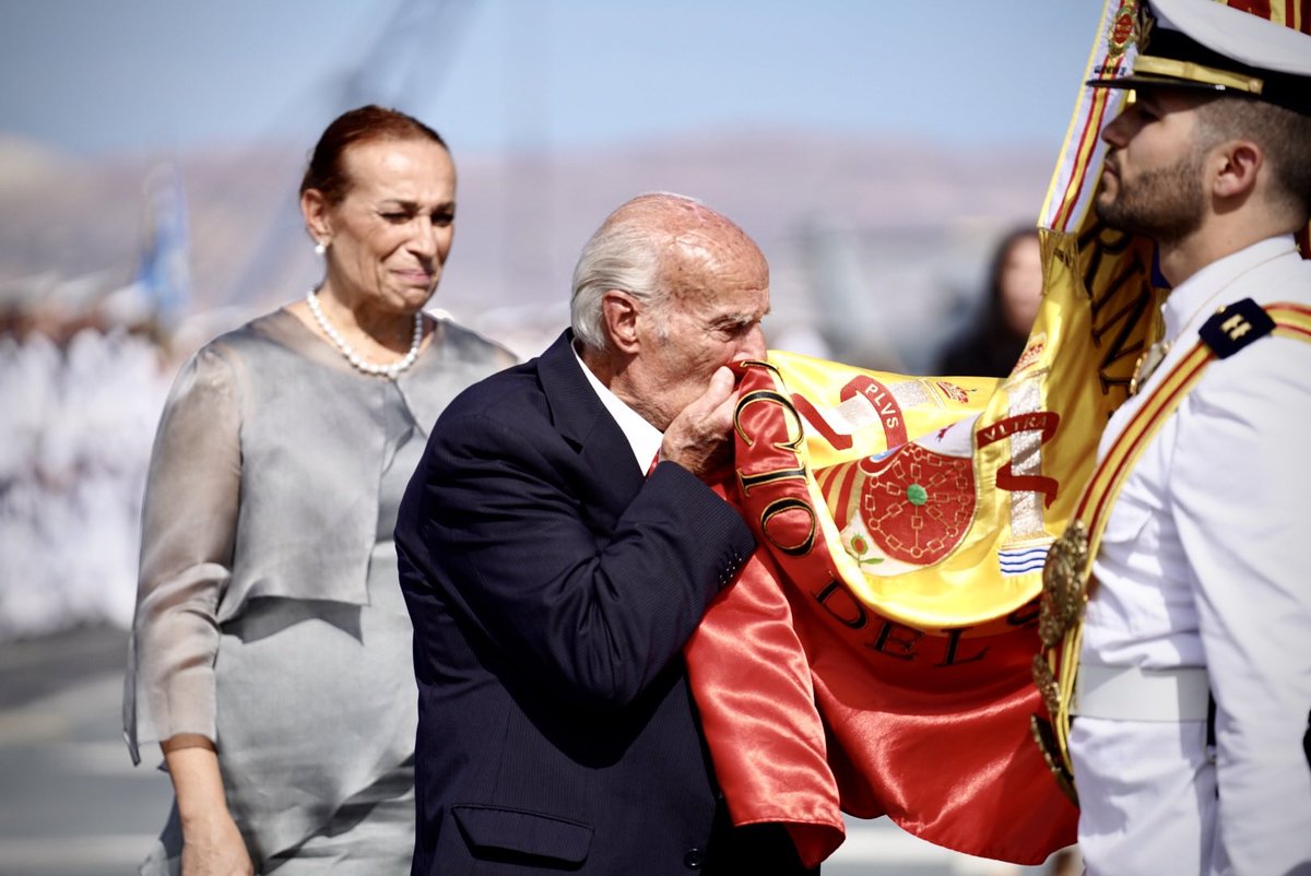 GobiernoMelilla's tweet photo. 📸 Imágenes de la Jura de Bandera para personal civil que tuvo ayer lugar a bordo del Portaeronaves de la @Armada_esp Juan Carlos I. https://t.co/4EvvRHKaCy