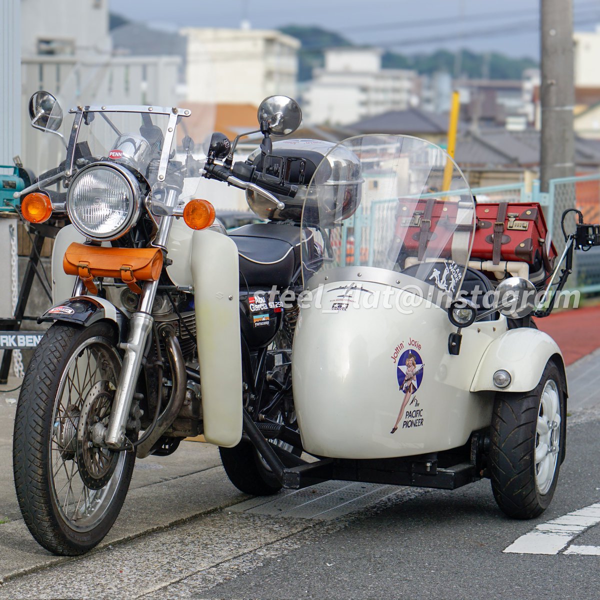 steelflat_1976's tweet image. ST250にレッグシールドを付けようと思ったら、純正（Sカスタマイズ用）はすでに廃番みたいだから適当なのを買ってキッタハッタして完成。

そもそもサイドカーに付けようとするのが面倒くせぇのなんの。しかしオジサン度数さらに爆上がりでたまらん。

#ST250e #TU250x #sidecar