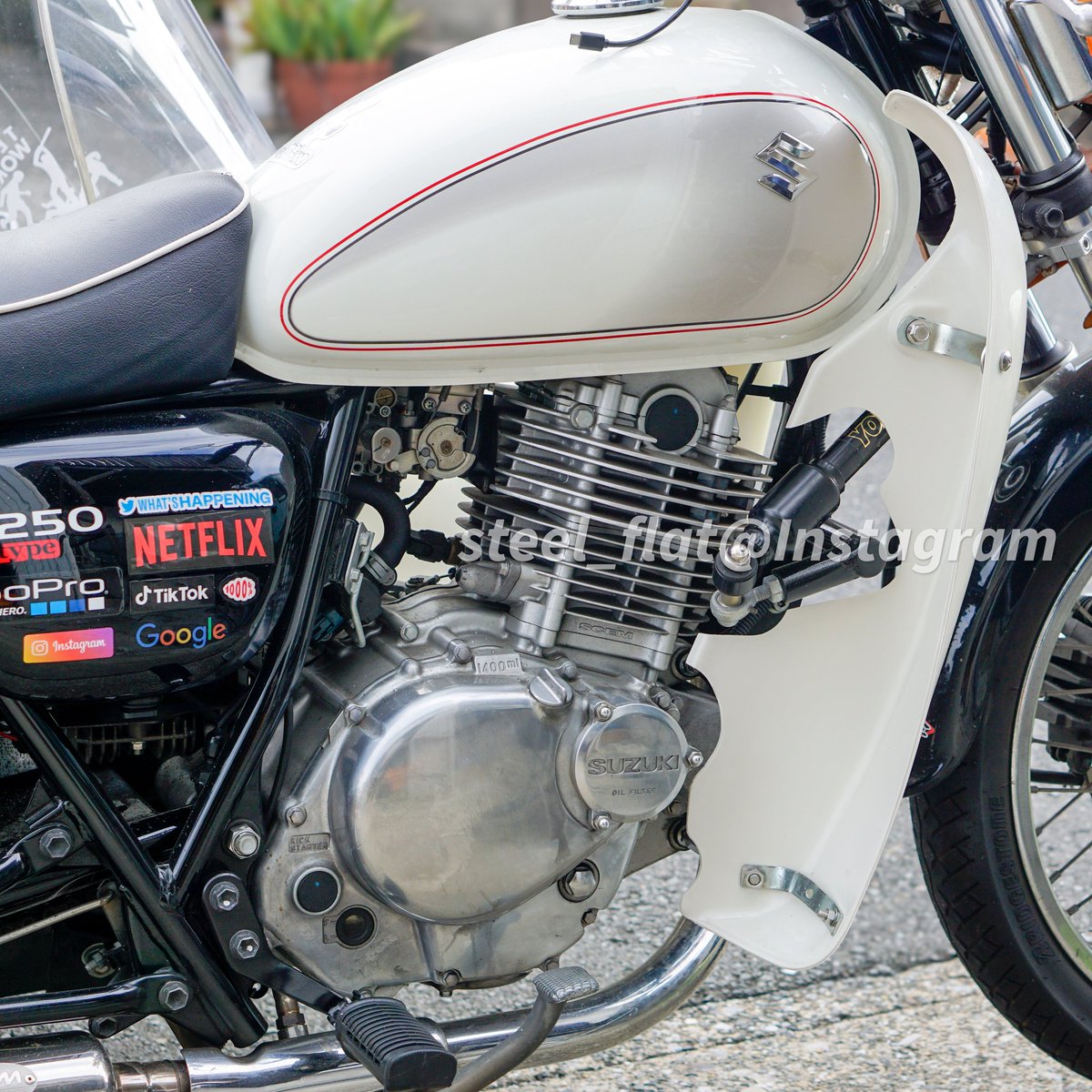 steelflat_1976's tweet image. ST250にレッグシールドを付けようと思ったら、純正（Sカスタマイズ用）はすでに廃番みたいだから適当なのを買ってキッタハッタして完成。

そもそもサイドカーに付けようとするのが面倒くせぇのなんの。しかしオジサン度数さらに爆上がりでたまらん。

#ST250e #TU250x #sidecar