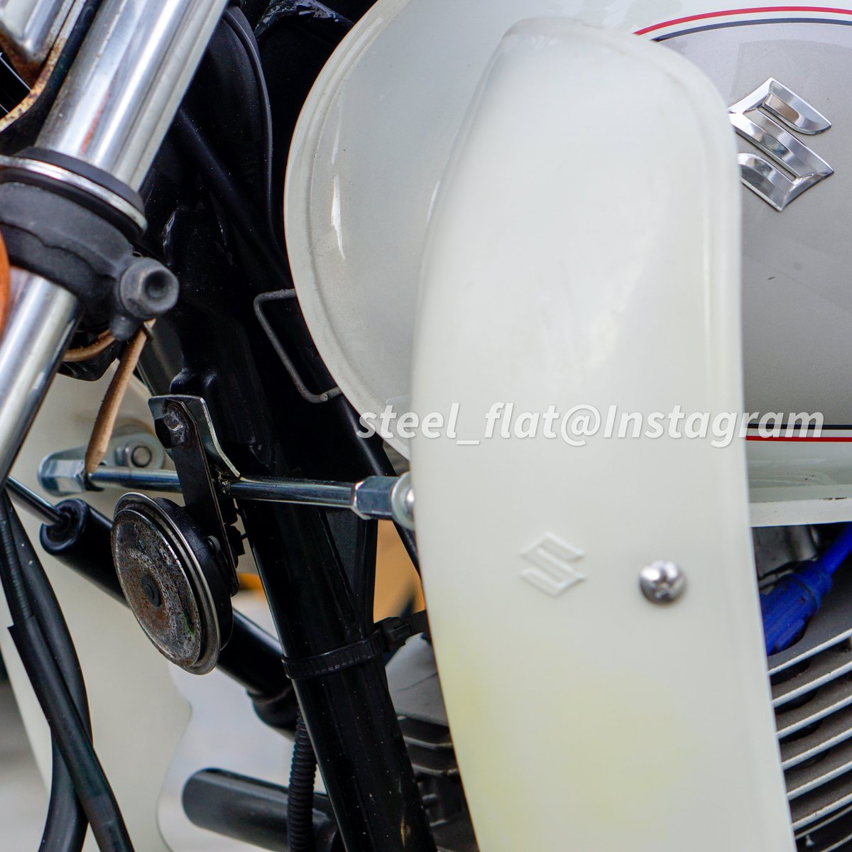 steelflat_1976's tweet image. ST250にレッグシールドを付けようと思ったら、純正（Sカスタマイズ用）はすでに廃番みたいだから適当なのを買ってキッタハッタして完成。

そもそもサイドカーに付けようとするのが面倒くせぇのなんの。しかしオジサン度数さらに爆上がりでたまらん。

#ST250e #TU250x #sidecar