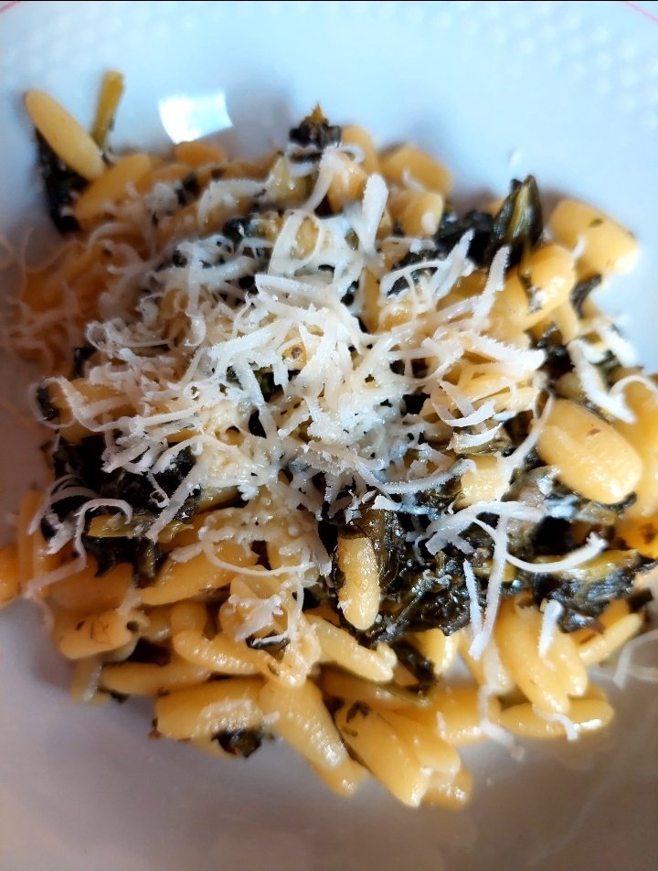 annamarylight's tweet photo. Buon #pranzo a tutti♥️👩‍🍳
Oggi #gnocchettisardi con cima di #rapa.Soffritto di aglio,olio e acciuga.Aggiungere cime di rape già lessate,vino bianco.
La #pasta senza #glutine per #celiachia cotta a parte, in aggiunta,scaldare per 2min. #ParmigianoReggiano 
#cucina 
@GialloZafferano https://t.co/vba5qnDs9K