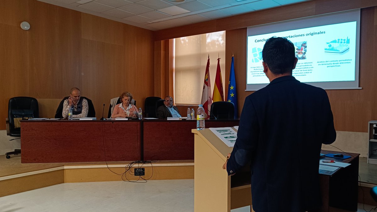 OCA_usal's tweet photo. Desde aquí, dar la enhorabuena a @MaxFriasV, que en la mañana de hoy ha defendido su tesis doctoral titulada “Análisis del rol periodístico y medios de comunicación en Venezuela: estudio de caso”, dirigida por @carlosarcila. https://t.co/JEta4F5362