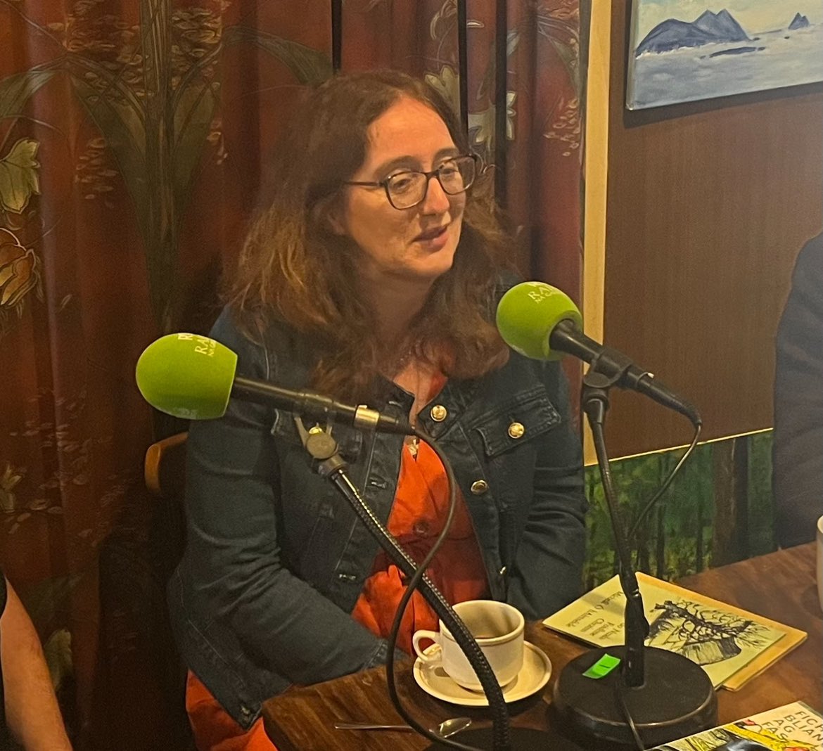 Saol ó Dheas RnaG (@saolodheas) on Twitter photo Tá <a href="/RGhairbhi/">Róisín Ní Ghairbhí</a>, léachtóir i <a href="/RoinnNa/">Roinn na Gaeilge,Coláiste Mhuire gan Smál</a> i gColáiste Mhuire Gan Smál ag caint faoi Michael Hartnett agus an Ghaeilge ag Éigse Michael Hartnett. Tá <a href="/RGhairbhi/">Róisín Ní Ghairbhí</a>, léachtóir i <a href="/RoinnNa/">Roinn na Gaeilge,Coláiste Mhuire gan Smál</a> i gColáiste Mhuire Gan Smál ag caint faoi Michael Hartnett agus an Ghaeilge ag Éigse Michael Hartnett.