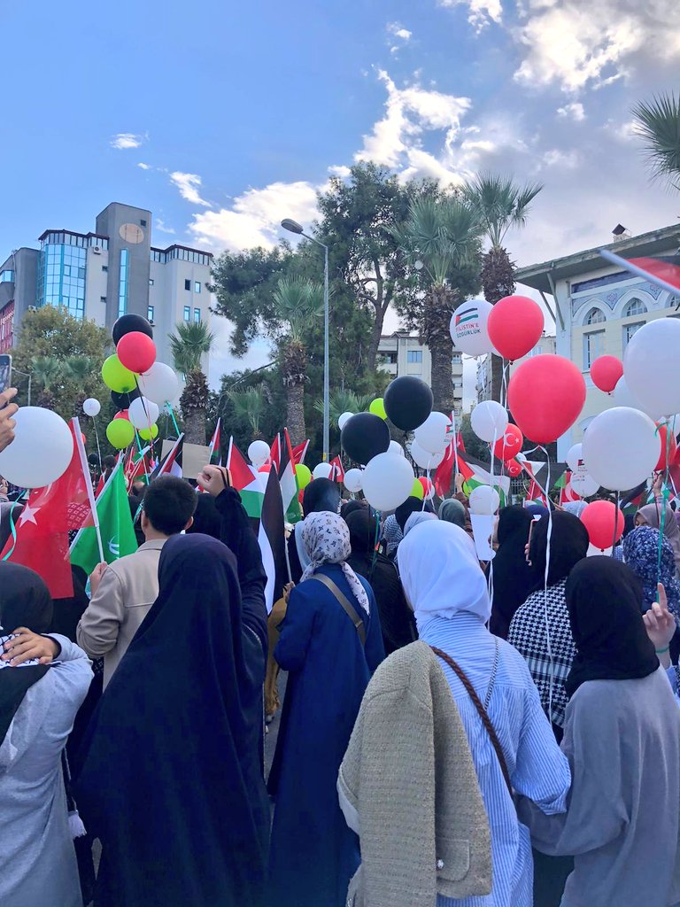 Öğrencilerimiz pazar günü Çınar da, pazartesi kampüste direnişin simgesi filistinin yanında
<a href="/omer_ilman/">Ömer İlman</a> <a href="/GSB_Denizli/">Denizli Gençlik ve Spor İl Müdürlüğü</a> <a href="/vildanbasbug/">Vildan Basbug 🟢 🇹🇷</a> <a href="/Ezgicanaksoy/">Ezgi Aksoy</a>