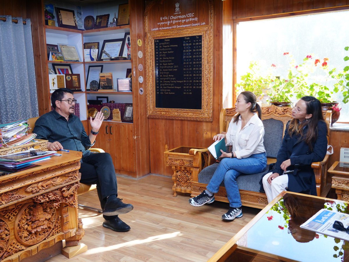 LAHDC_LEH's tweet photo. Hon’ble Chairman/CEC Adv. @tashi_gyalson ,LAHDC,Leh called upon a delegation from Live to Love International to discuss various initiatives aimed at addressing climate change in the region.

@DIPR_Leh  @LiveToLoveIntl https://t.co/5av1tfSXEs