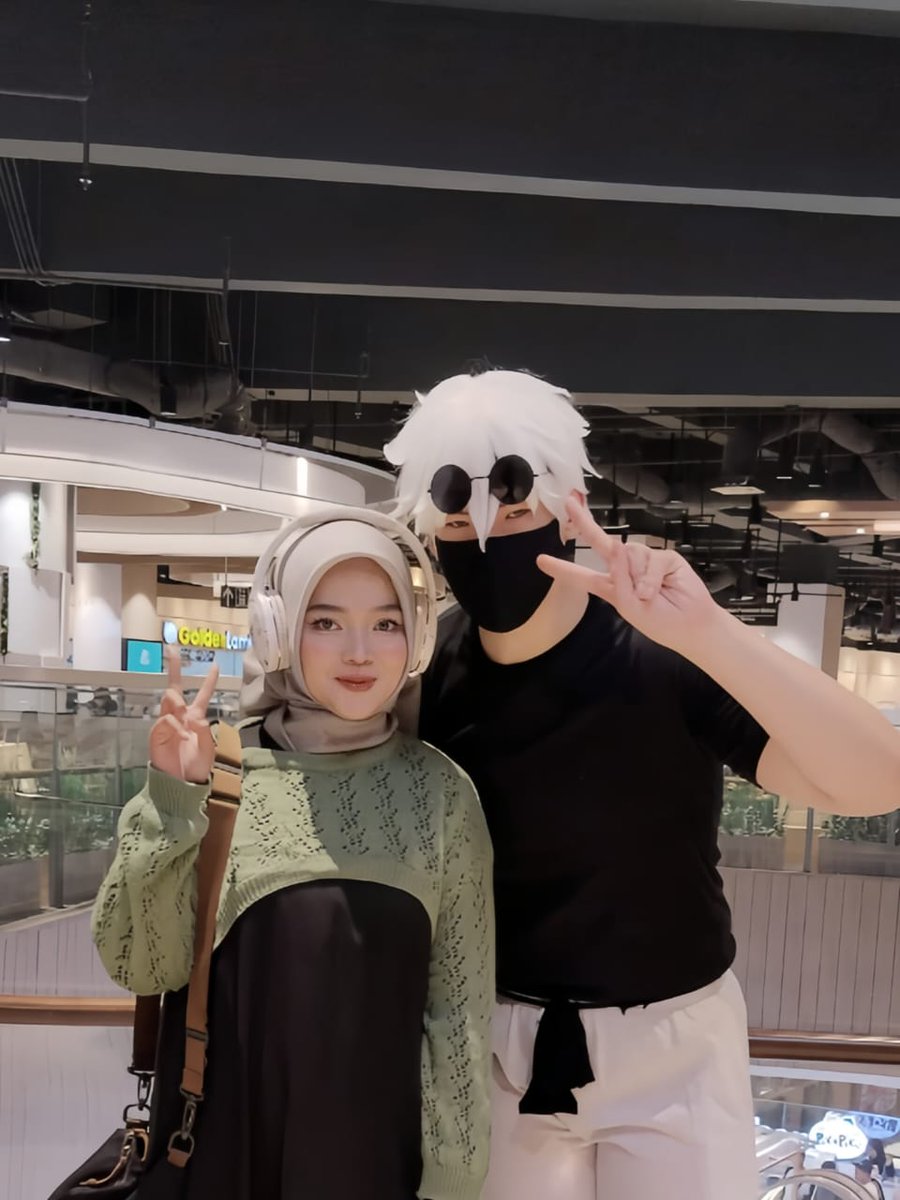 J30n97_'s tweet photo. guys ada yang kenal coser gojo satoru ini ngga? pas di event aeon tanjung barat minggu kemarin, pls drop his insta username😭 https://t.co/SVkWHUb0id