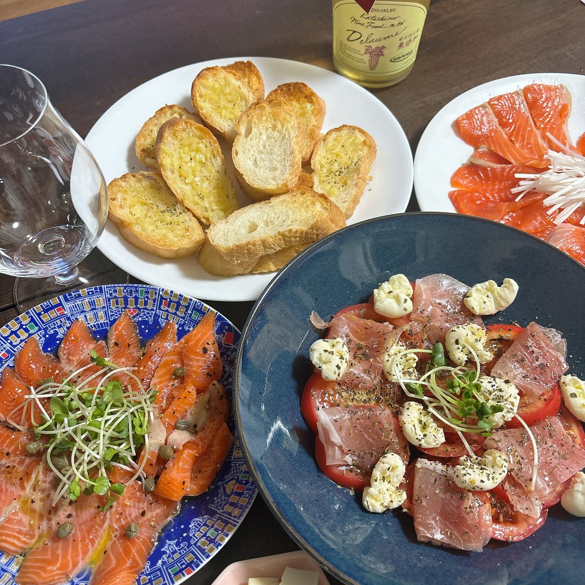 odango_rw's tweet photo. カルパッチョとカプレーゼとガーリックトースト🍷 https://t.co/tW5pIfTNz8