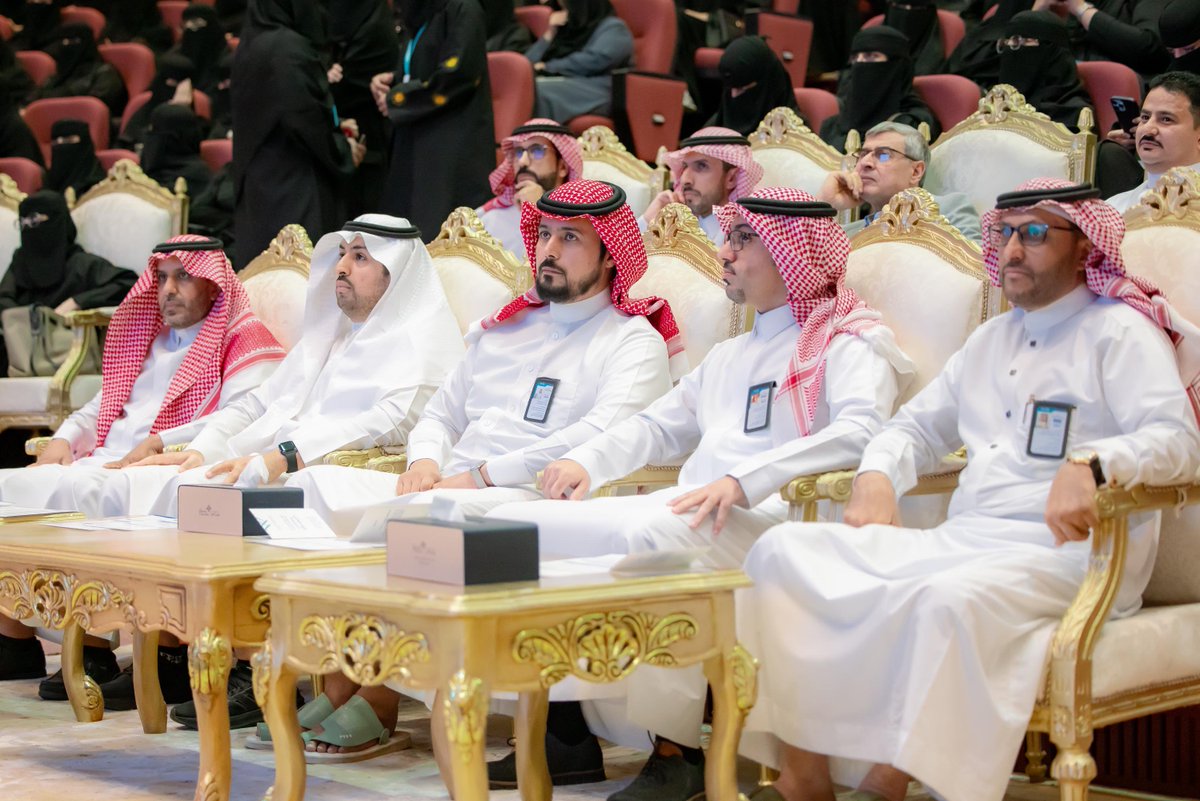 QassimUniv1's tweet photo. لتسليط الضوء على مجالات الترجمة وأهميتها في تعزيز التواصل والفرص المهنية للمترجمين .. 

أقامت كلية اللغات والعلوم الإنسانية 
بـ #جامعة_القصيم ملتقى « #اليوم_العالمي_للترجمة 2024» من خلال عدد من الندوات العلمية وورش العمل التخصصية بمشاركة أكثر من 400 من أعضاء هيئة التدريس وطلاب وطالبات القسم، بحضور سعادة عميد الكلية بالمقر الرئيس بالمدينة الجامعية.