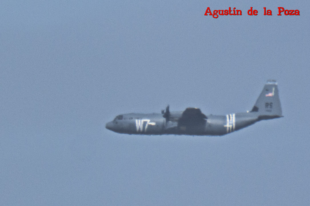 AgustinLowpozi's tweet photo. Paracaidistas efectuando lanzamientos, en la Base Naval de Rota, desde un Lockheed Martin C-130J Hercules 07-8614. 
#BaseNavalDeRota #LockheedMartin #C130JHercules   #Ramstein   #paracaidistas https://t.co/vwMIIXuUtV