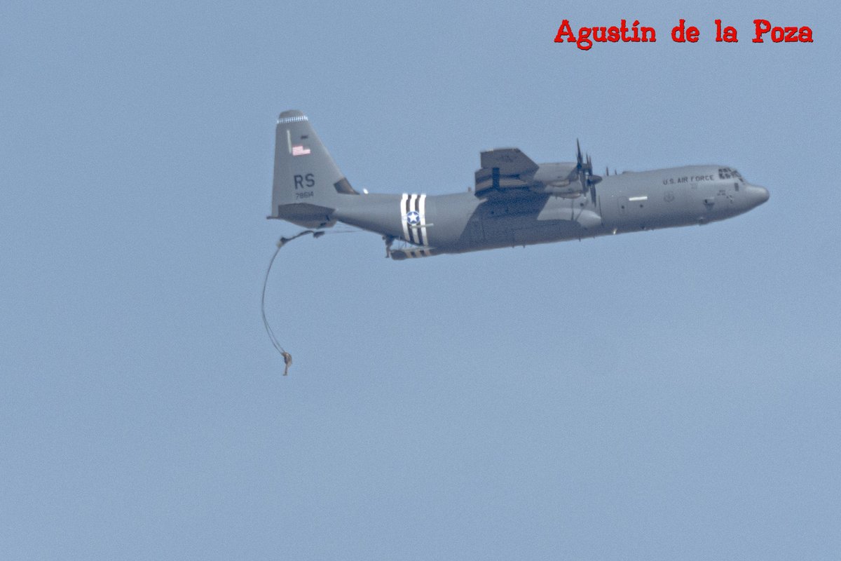 AgustinLowpozi's tweet photo. Paracaidistas efectuando lanzamientos, en la Base Naval de Rota, desde un Lockheed Martin C-130J Hercules 07-8614. 
#BaseNavalDeRota #LockheedMartin #C130JHercules   #Ramstein   #paracaidistas https://t.co/vwMIIXuUtV