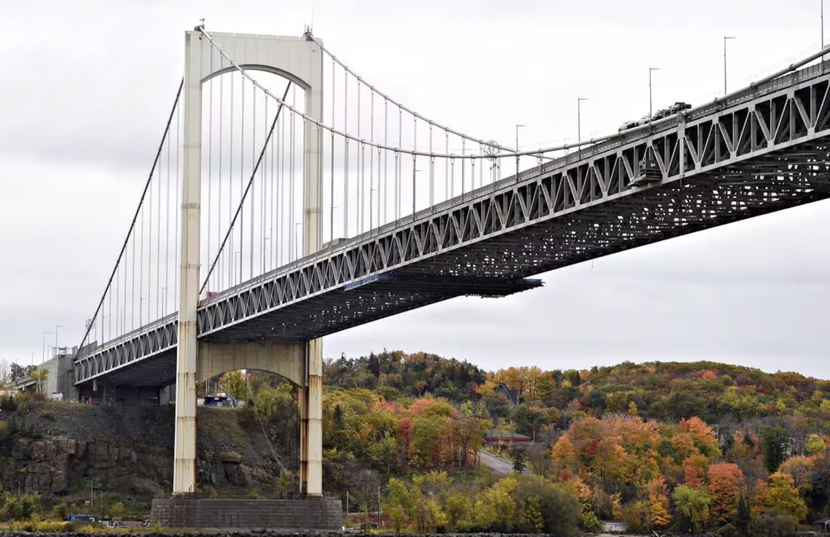 theOntarianGuy's tweet photo. A shot I'm gonna miss but want you to see. This beauty crosses the St. Lawrence river & connects the cities of Quebec & Levis!
#PierreLaporteBridge #NotMyClick https://t.co/3u0WCfXf35