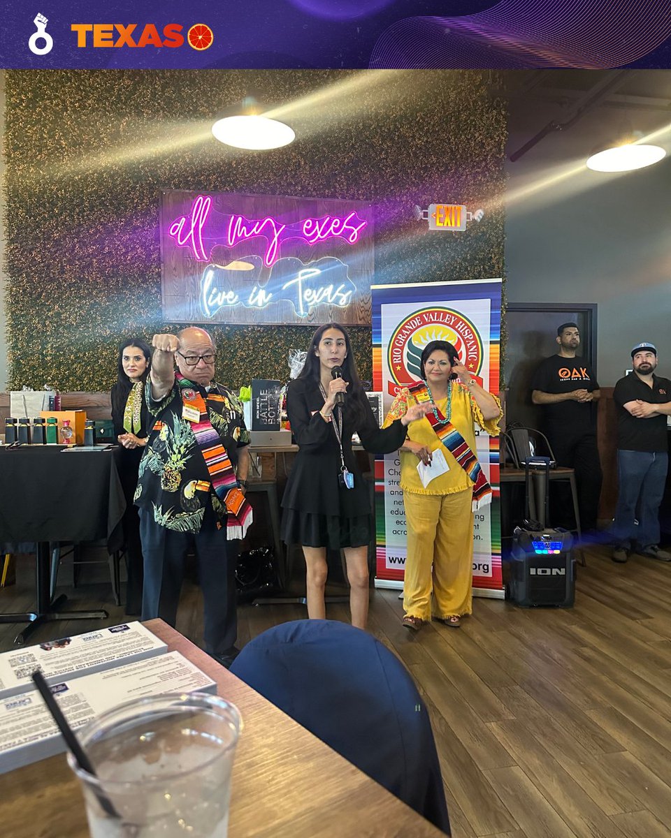 PoderLatinx's tweet photo. 🎉 Shout out to the #PoderLatinx Texas team for hosting an incredible debate watch party! Together with our community & partners, we’re educating ourselves about the candidates ahead of the 2024 elections! 🗳️ Don’t forget to register to vote at https://t.co/oBo87Ien2t https://t.co/hcANgAjwHE
