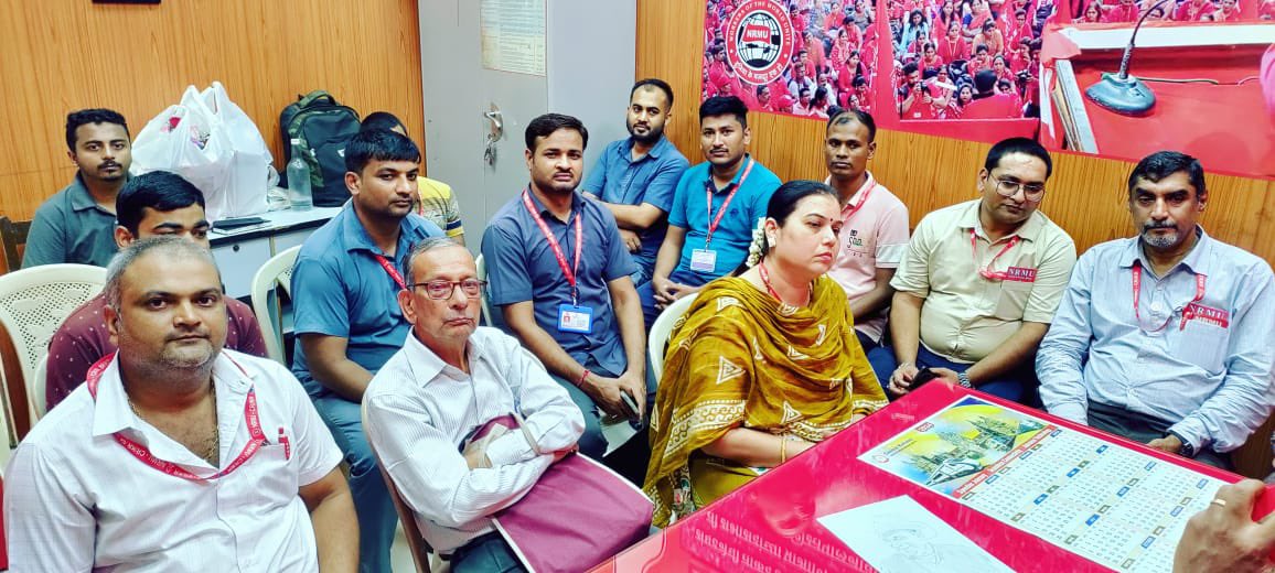 venupnair_nrmu's tweet photo. Today’s (07.10.24) few captured glimpses with DRM BB and engineering staff of Mumbai Divn. ….🙏🏻🚩🚩🚩🚩 https://t.co/fpqzAJ4cia