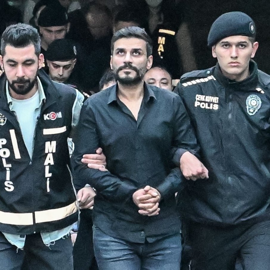 Dilan ve Engin Polat çiftinin, komşularını darbetmekle yargılandığı davada, mahkeme Engin Polat'a 1 yıl 11 ay 10 gün hapis cezası verdi.

• Ceza ertelendi.