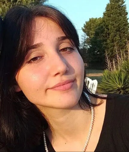 🔴Semih Çelik tarafından vahşice öldürülen İkbal Uzuner'in babası Hasan Uzuner'in ifadesi ortaya çıktı:

"Kalabalık bir grubun surlara baktığını gördük. Belki kızımız kalabalığın içindedir diye oraya doğru yürürken kızımın kafasını gördüm."