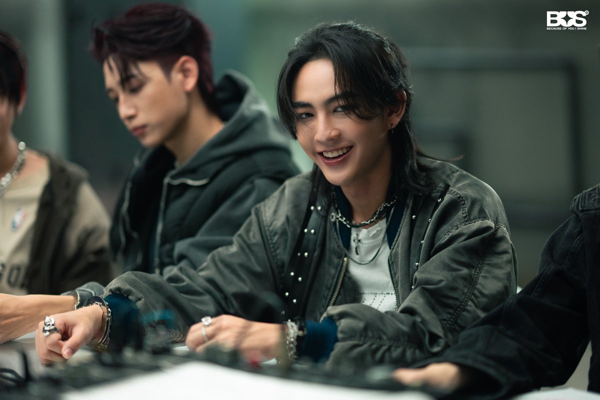 BUS_SONRAY's tweet photo. #HEARTchuthiwat check!

Behind The Scenes - ‘LIAR’

#BUS_LIAR
#BUS_BehindPhoto
#BUSbecauseofyouishine https://t.co/DxGSjNaUJW