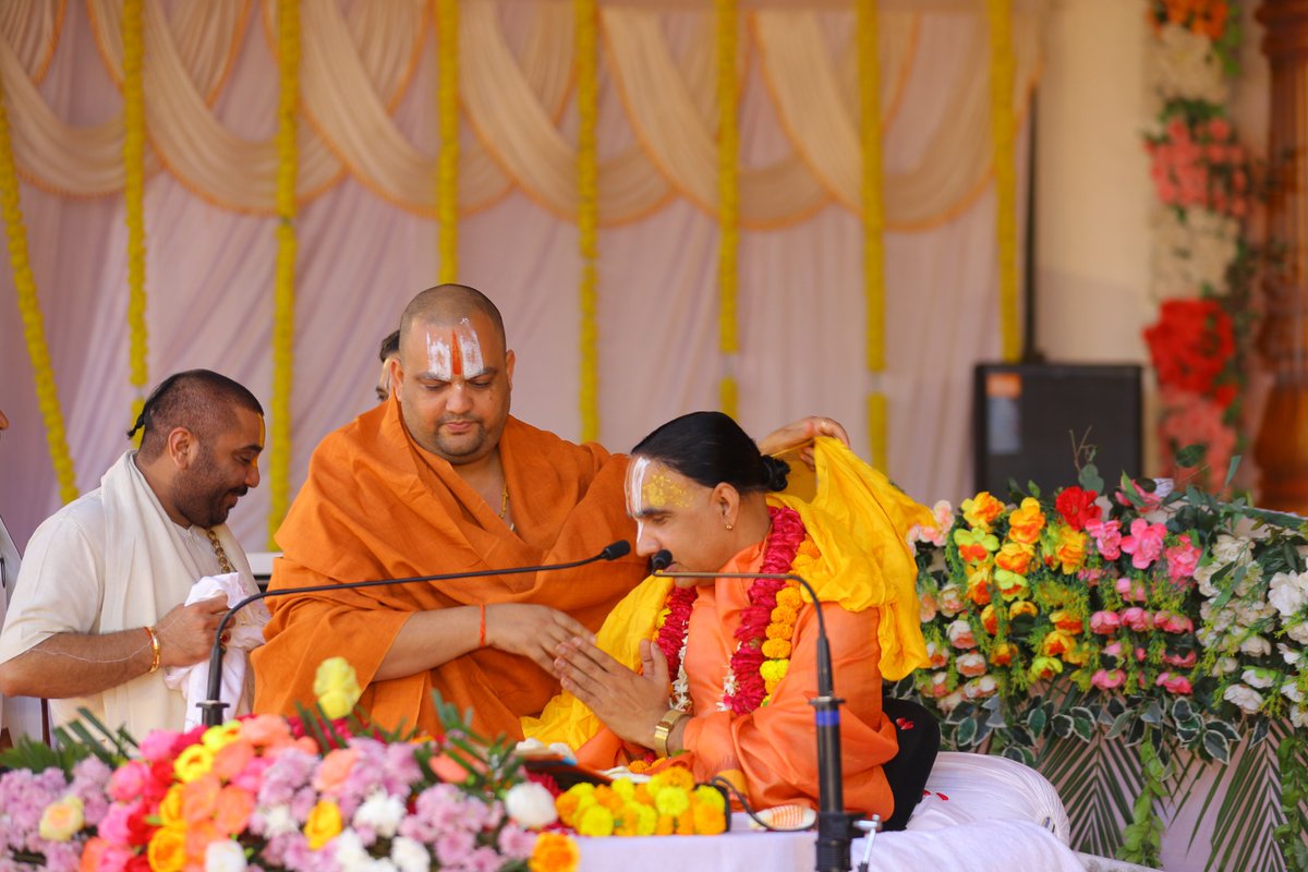 Raghvacharya's tweet photo. शारदीय नवरात्रि  के पावन अवसर पर श्री अयोध्या धाम मे चल रही श्रीमद्भागवत कथा मे 
संत महापुरुषों का आगमन https://t.co/shH427a21O