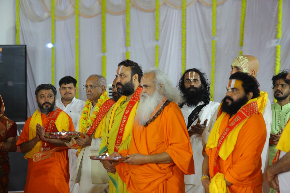 Raghvacharya's tweet photo. शारदीय नवरात्रि  के पावन अवसर पर श्री अयोध्या धाम मे चल रही श्रीमद्भागवत कथा मे 
संत महापुरुषों का आगमन https://t.co/shH427a21O