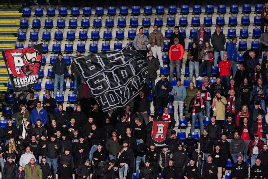 NL_FansOnTour's tweet image. AZ werd gisterenavond in Sittard gesteund door een kleine 200 supporters. #FORAZ