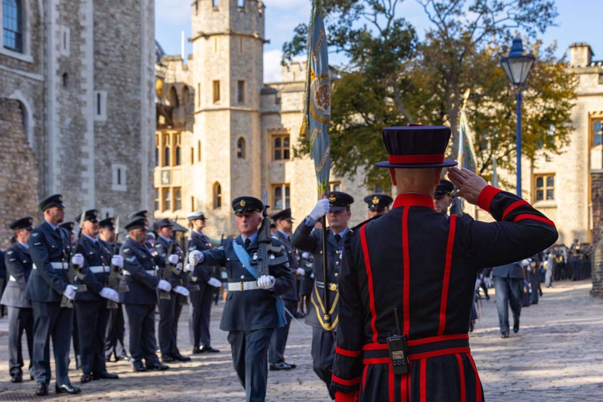 RoyalAirForce's tweet photo. On Saturday, personnel from four Royal Auxiliary Air Force Squadrons paraded before Air Vice-Marshal Munro in a ceremony at the Tower of London.

Each Squadron was honoured with the presentation of a Standard as part of the RAuxAF's 100th year.

More 🔗 https://t.co/b6A4Q6SvHQ https://t.co/fvQkPlrgJj