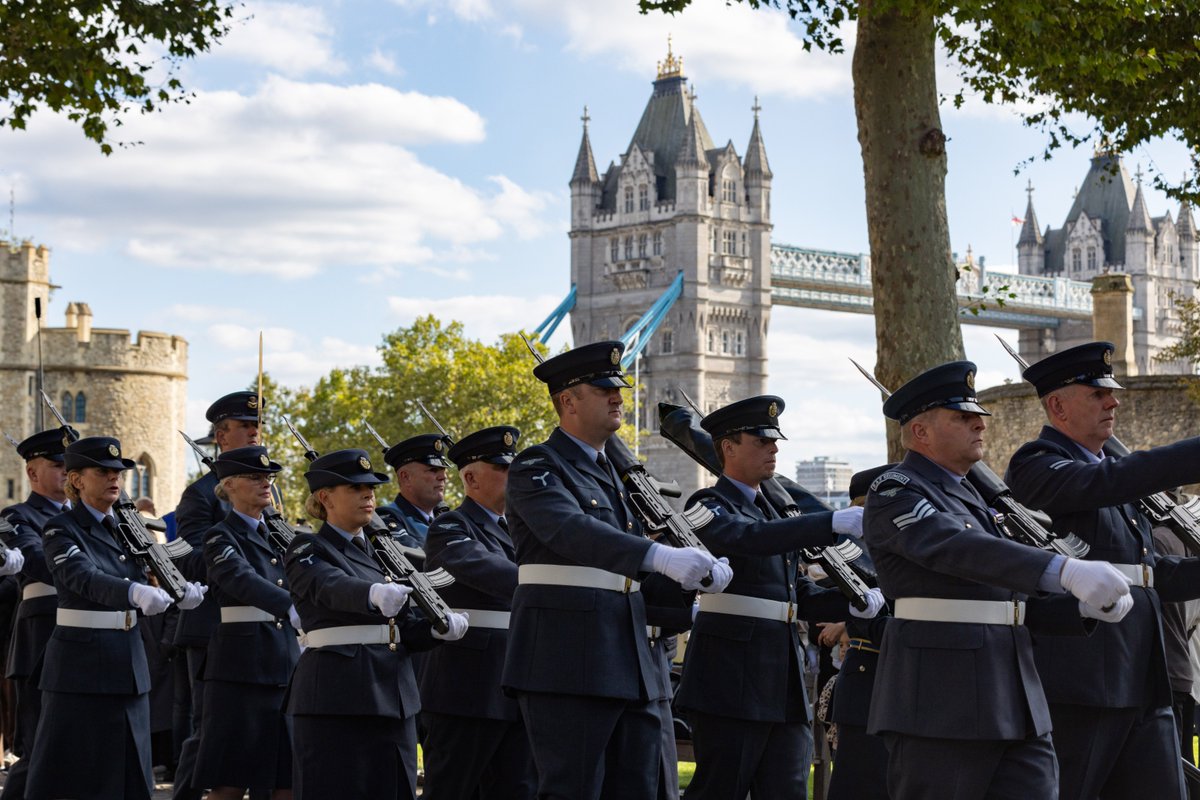 RoyalAirForce's tweet photo. On Saturday, personnel from four Royal Auxiliary Air Force Squadrons paraded before Air Vice-Marshal Munro in a ceremony at the Tower of London.

Each Squadron was honoured with the presentation of a Standard as part of the RAuxAF's 100th year.

More 🔗 https://t.co/b6A4Q6SvHQ https://t.co/fvQkPlrgJj