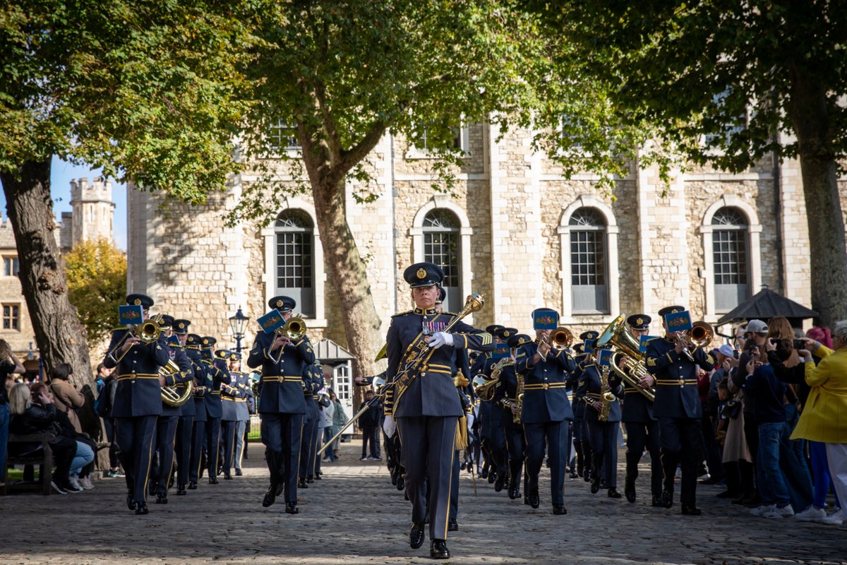 RoyalAirForce's tweet photo. On Saturday, personnel from four Royal Auxiliary Air Force Squadrons paraded before Air Vice-Marshal Munro in a ceremony at the Tower of London.

Each Squadron was honoured with the presentation of a Standard as part of the RAuxAF's 100th year.

More 🔗 https://t.co/b6A4Q6SvHQ https://t.co/fvQkPlrgJj